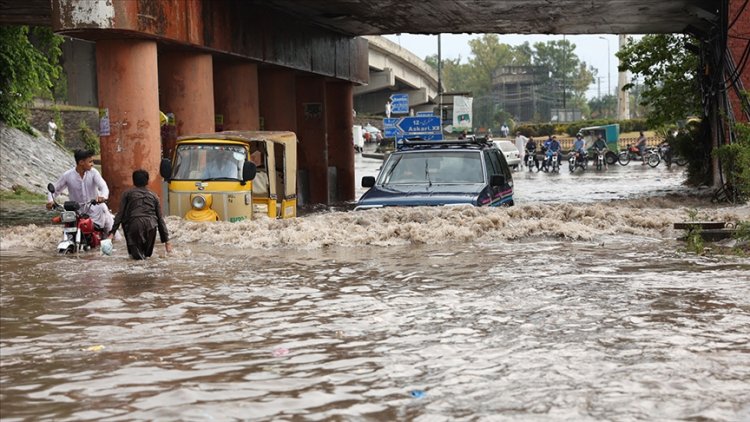 Pakistan'da şiddetli yağışların yol açtığı selde 10 kişi öldü