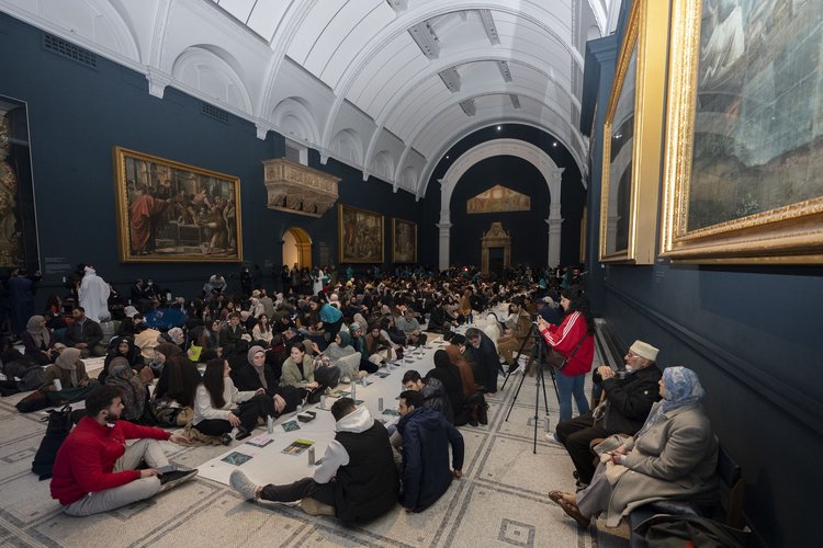 Londra'da yüzlerce Müslüman toplu iftar programında bir araya geldi