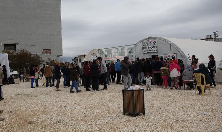 İşyerlerini kapatıp günlerdir deprem bölgesinde gönüllü hizmet yürütüyorlar