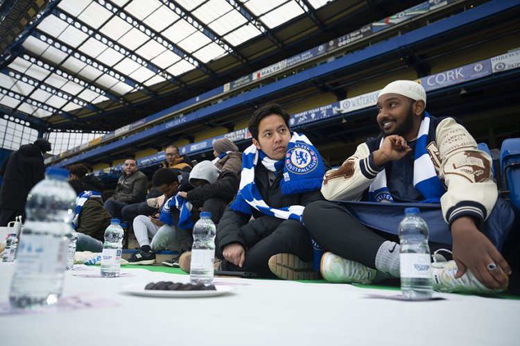 İngiltere'nin en büyük futbol takımlarından Chelsea, stadında iftar vererek bir ilke imza attı