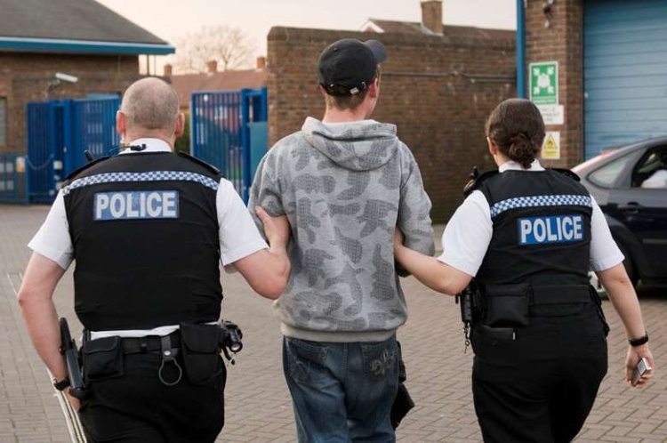 İngiltere'de 8 yaşından küçük çocuklar çıplak aramaya maruz kaldı