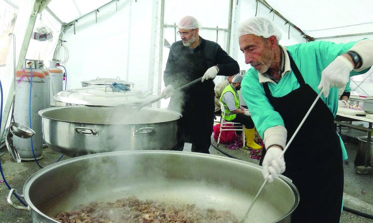 Depremin gizli kahramanları ve Ramazan ayının hizmetkarları: Aşçılar