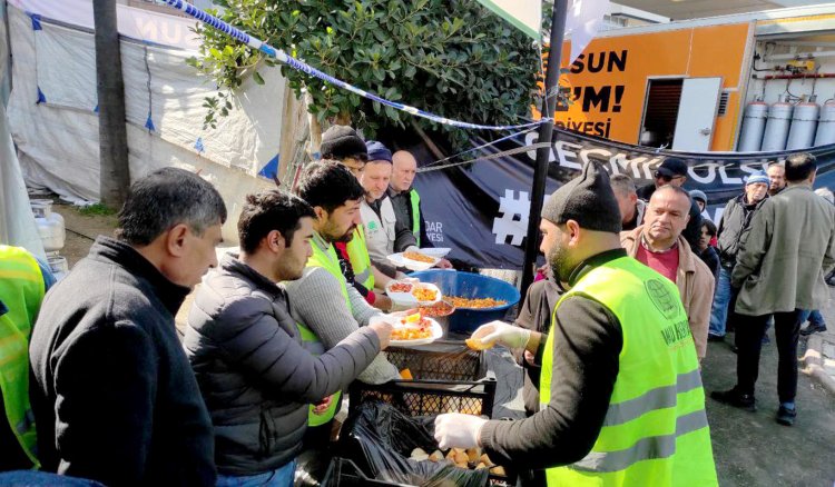 Hayır sahiplerinin bağışları depremzedelere aş oluyor