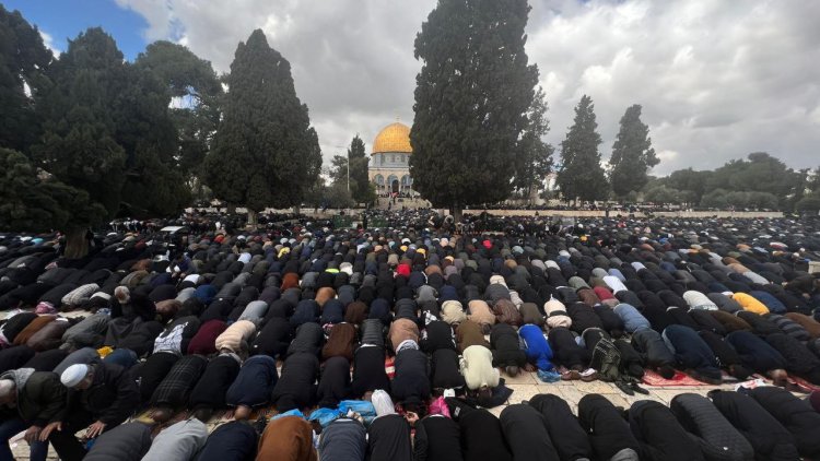 250 bin Müslüman ramazanın ikinci cuma namazını Mescid-i Aksa’da eda etti