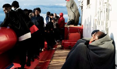 Fransa merkezli STK gemisi Akdeniz'de 440 düzensiz göçmeni kurtardı