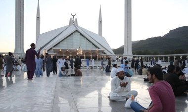 Pakistan'daki Faysal Camii'nde iftar buluşmaları geleneği sürüyor