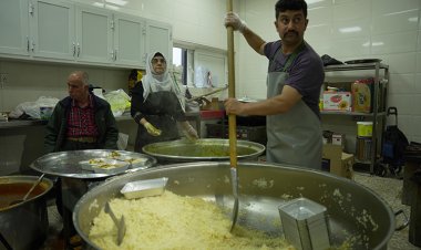 Erbil ve Süleymaniye'deki camilerin aşevleri ramazanda toplu iftar geleneğini sürdürüyor