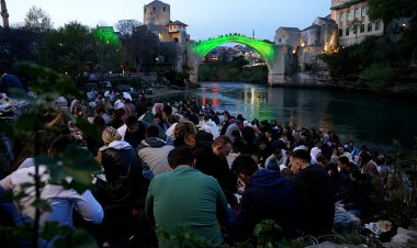 Tarihi Mostar Köprüsü'nün yanında düzenlenen iftara yüzlerce kişi katıldı