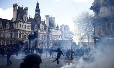 Fransa'da emeklilik reformu karşıtı gösterilerde polisle göstericiler çatıştı