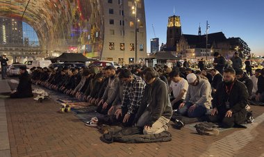 Hollanda'da yüzlerce üniversiteli genç, sokak iftarında buluştu