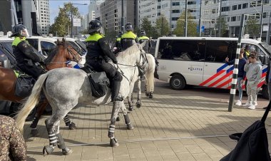 Irkçı PEGIDA hareketi lideri Wagensveld Amsterdam'da Kur'an-ı Kerim yırttı
