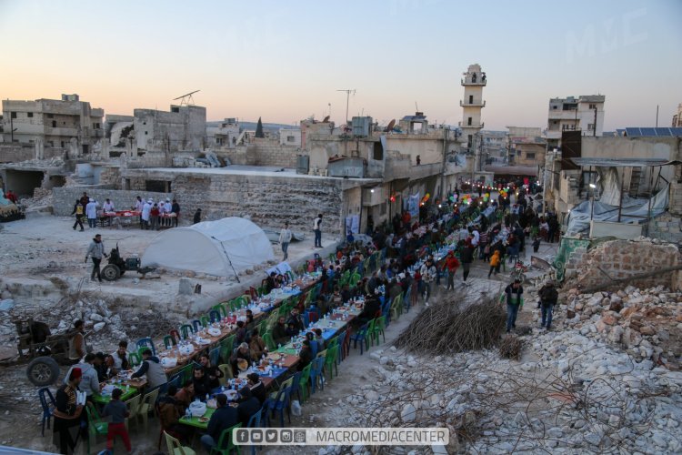 Halep'de enkaz haline gelen evlerin arasında toplu iftar