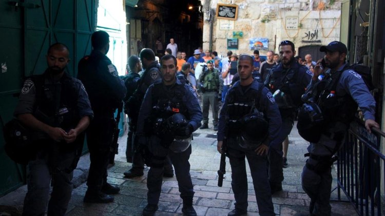 İşgalci terör rejimi, Mescid-i Aksa’nın girişinde bir Filistinliyi katletti