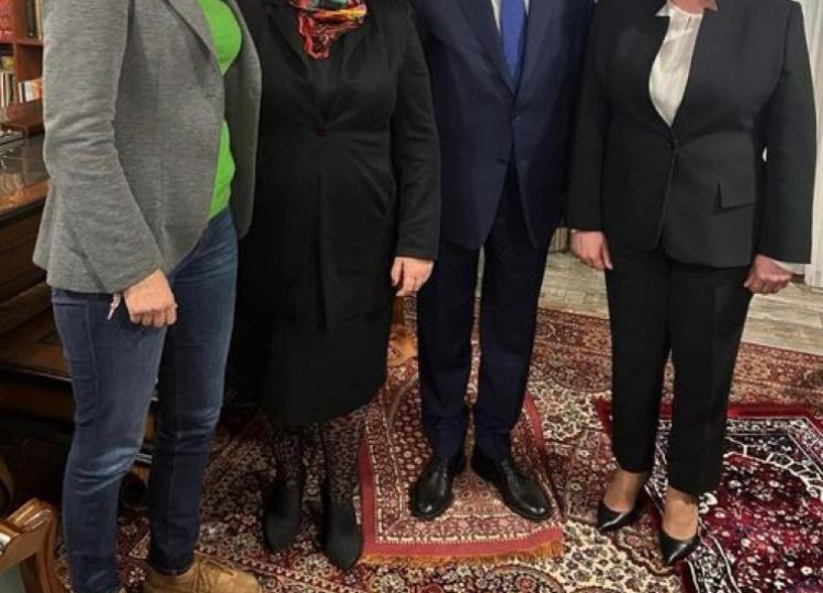 Kemalist zihniyetin dine saygısı bu kadar olur: Seccadeye ayakabılarıyla bastı!