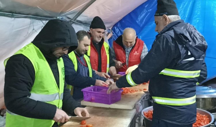 Depremzedelerin iftar ve sahur yapmaları için gece gündüz çalışıyorlar