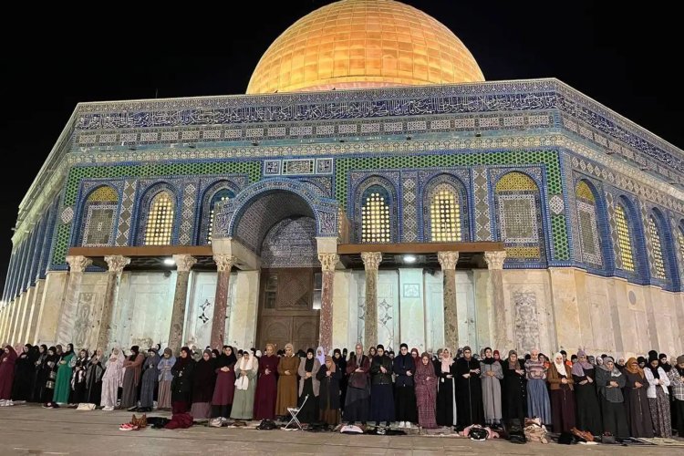 Filistinliler teravih ve sabah namazı için Mescid-i Aksa'ya akın etti