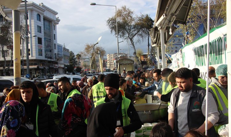 Avrupa Yetim Eli aracılığıyla Almanya'dan gelen gönüllü gençler depremzedelerin yaralarını sarmaya gayret ediyor