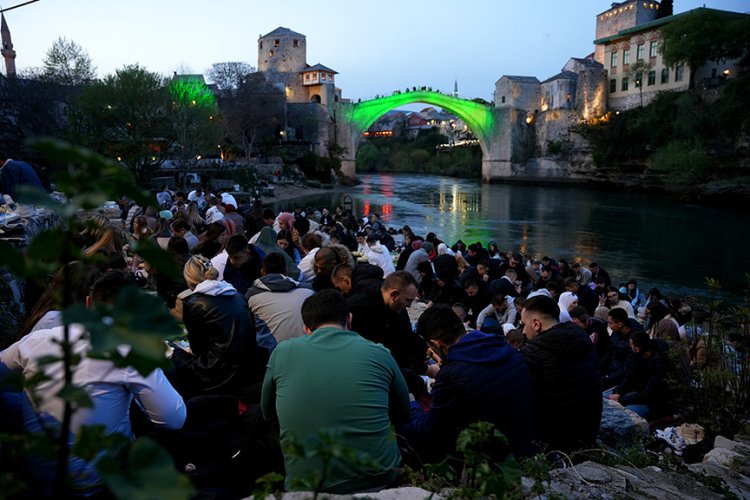Tarihi Mostar Köprüsü'nün yanında düzenlenen iftara yüzlerce kişi katıldı