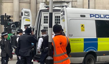 Kral 3. Charles'ın taç giyme törenini protesto eden monarşi karşıtı grubun lideri gözaltına alındı