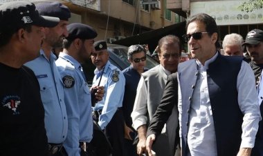 Dış müdahaleyle görevden uzaklaştırılan  eski Pakistan Başbakanı Han, duruşmaya çıkarıldı