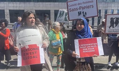 Belçika'da yıllardır yasal belgesi olmadan yaşayan "kağıtsızlar" hükümeti protesto etti