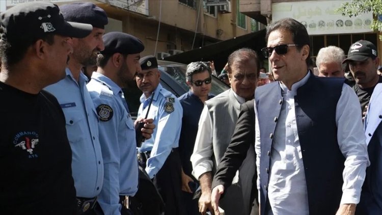 Dış müdahaleyle görevden uzaklaştırılan eski Pakistan Başbakanı Han, duruşmaya çıkarıldı