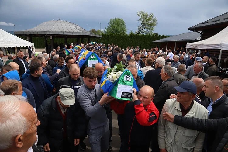 Bosna Savaşı'nda Bratunac'da öldürülen 6 kurbanın cenazesi toprağa verildi