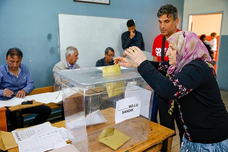 Tarihi seçimlerde milyonlar sandık başında