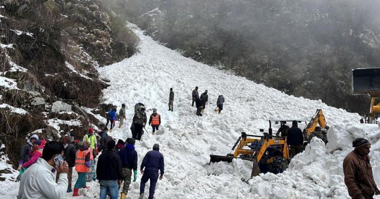 Pakistan'da çığ düşmesi sonucu 10 kişi öldü