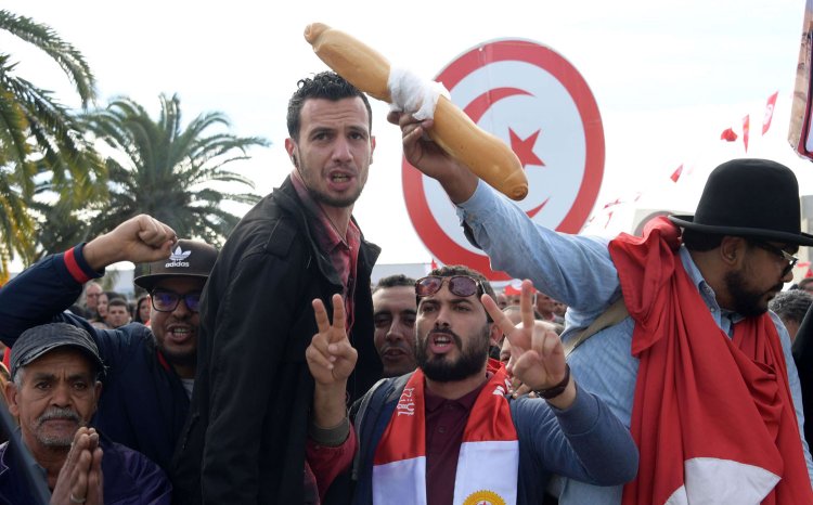 Tunus'un yeni diktatörü Said, halkı ekmeğe muhtaç etti
