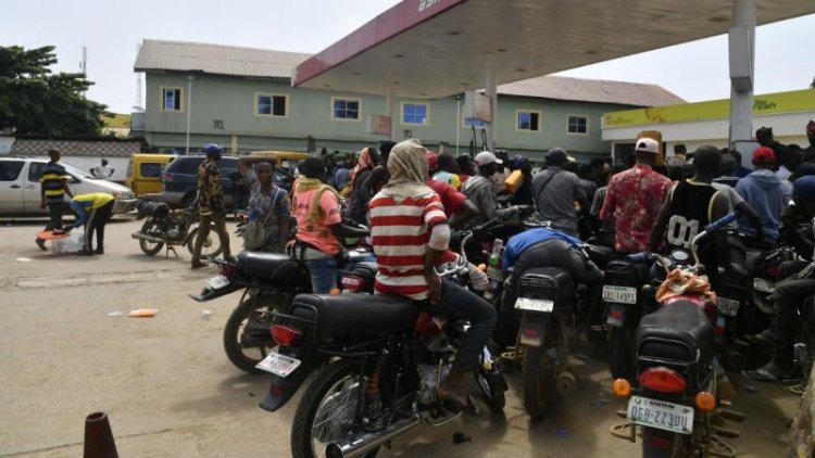 Nijerya Devlet Başkanı Tinubu, halka panikle benzin almayı bırakmaları çağrısı yaptı