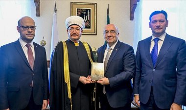 Erdoğan'ın “Daha Adil Bir Dünya Mümkün” isimli kitabı Rusya Müslümanları Dini İdaresi Başkanı’na verildi
