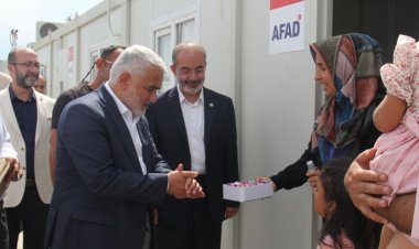 Yapıcıoğlu'ndan depremzedelere bayram ziyareti