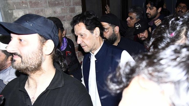 Pakistan'da eski Başbakan Han'a yolsuzluk davasında verilen 3 yıllık hapis cezası ertelendi