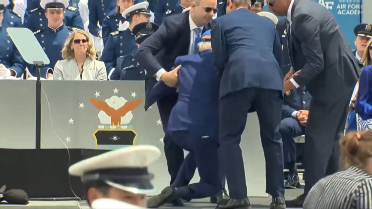 ABD Başkanı Biden, askeri akademi öğrencilerinin mezuniyet töreninde sahnede yere düştü