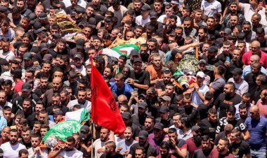 Cenin şehitlerine veda ediyor..