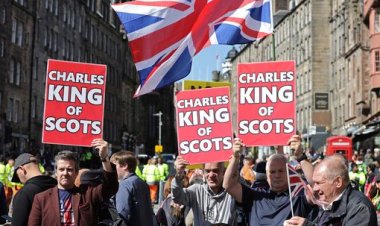 İngiltere Kralı 3. Charles ilk İskoçya gezisinde protestolarla karşılandı