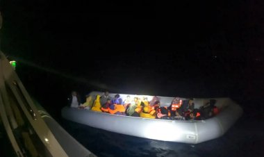 Tüm tepkilere rağmen Yunan unsurları, düzensiz göçmenleri geri itmeyi sürdürüyor