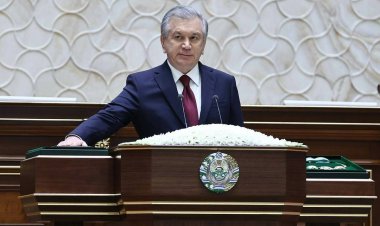 Kur'an-ı Kerim'e elini koyarak yemin etti: Özbekistan'da cumhurbaşkanı seçimini kazanan Mirziyoyev, görevine başladı