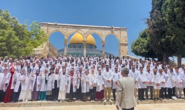 Kudüs Üniversitesi Ebu Dis Tıp Fakültesi öğrencileri Mescid-i Aksa'nın avlusunda yemin etti