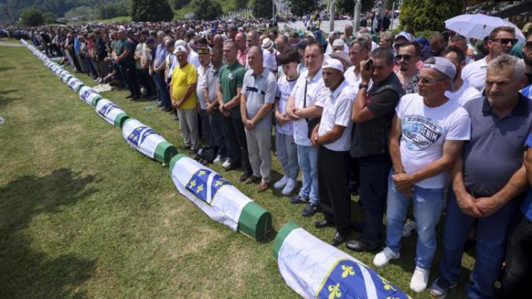 Srebrenitsa soykırımının 30 kurbanı daha toprağa verildi