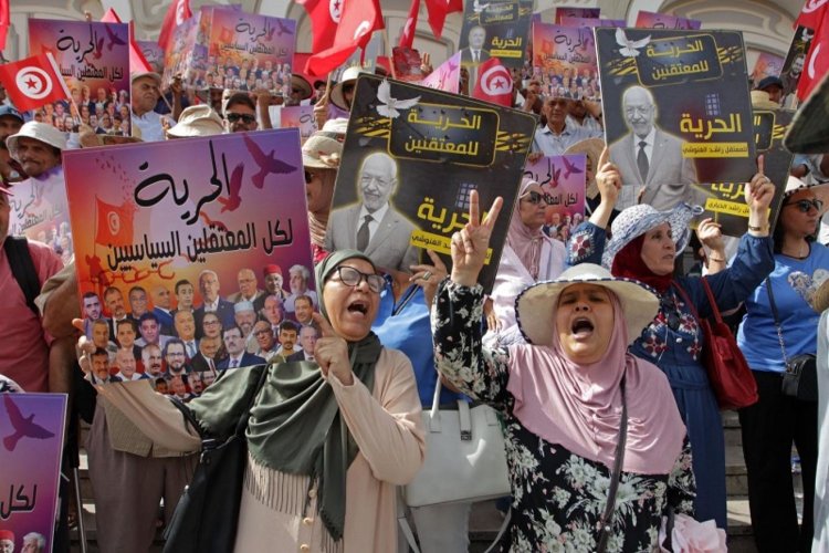 Tunuslular Cumhurbaşkanı Said'i protesto için sokaklara döküldü