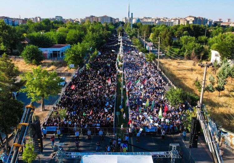 Diyarbakır'daki Kur'an'a Saygı Mitinginde İslam alemine ve Batı'ya önemli mesajlar verildi
