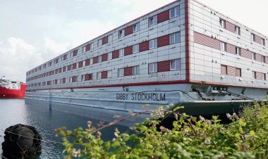 İngiltere'de yangın endişeleri nedeniyle göçmen gemisine gelişler ertelendi