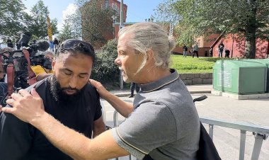 İsveç'te Kur'an-ı Kerim yakan Momika'ya yüksek sesle karşı çıkan kişiyi polis susturmaya çalıştı