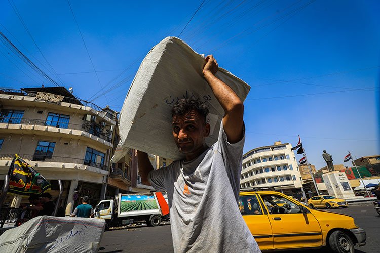 Irak'ta yevmiyeli işçiler eve ekmek götürmek için 50 derece sıcaklığa katlanıyor