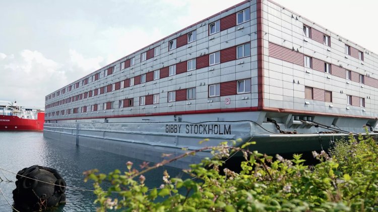 İngiltere'de yangın endişeleri nedeniyle göçmen gemisine gelişler ertelendi