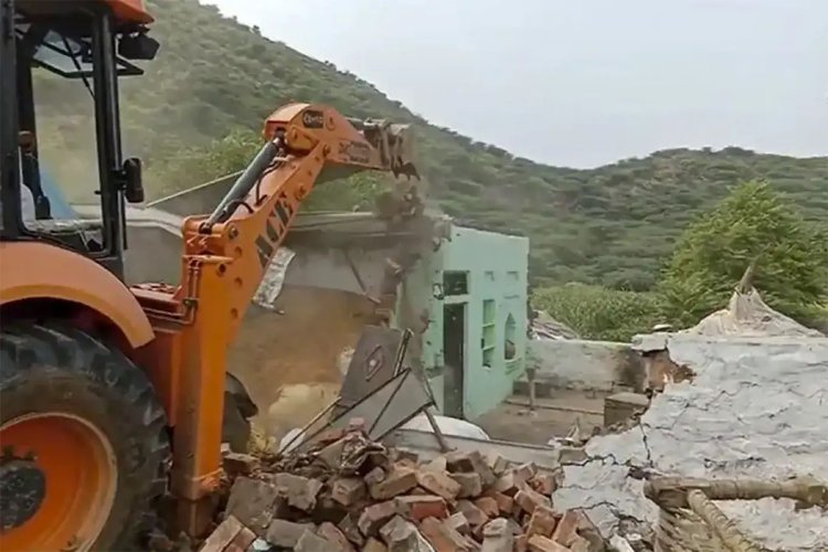 İslam düşmanı rejim, Hindu çetelerin Müslümanları katlettiği bölgede yüzlerce evi yıktı