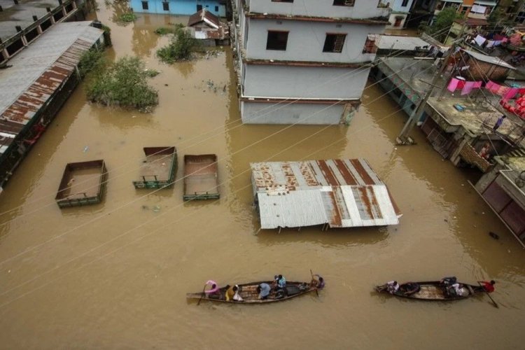 Bangladeş'te sel ve toprak kaymaları nedeniyle yüz binlerce kişi mahsur kaldı