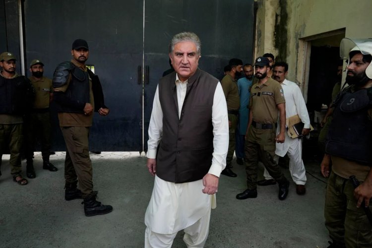 Pakistan'da muhalif lider Kureyşi gözaltına alındı